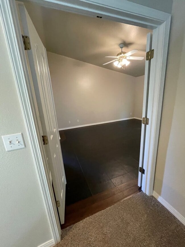 Building Photo - Beautiful 5bd 3ba home on corner lot, Edge...