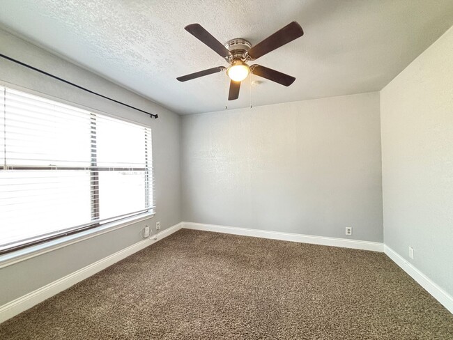 Building Photo - Updated Single Family Home with community ...