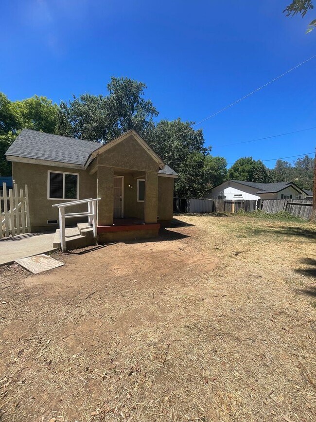 Building Photo - 2050 Branstetter Ln