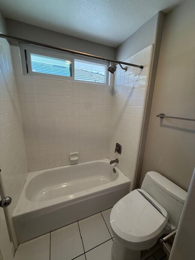 Building Photo - 4 bed / 2.5 bath plus large loft/family ro...
