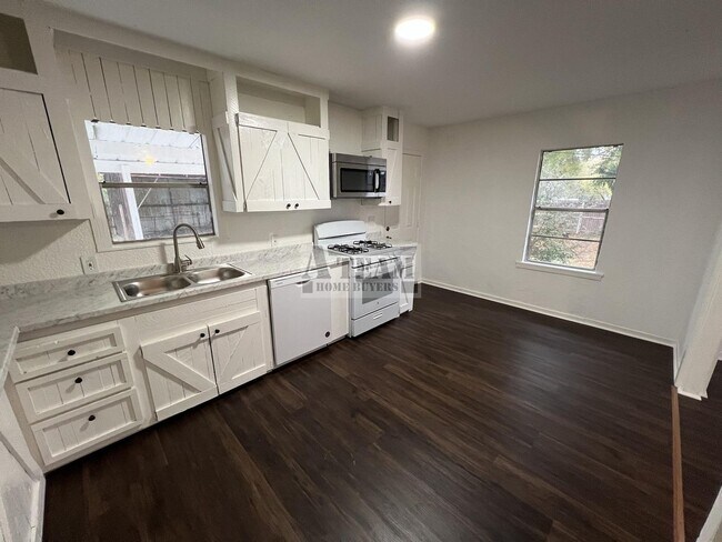 Building Photo - Renovated 2 Bed 1 Bath house for rent in T...