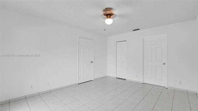 Building Photo - 570 Woodgate Cir