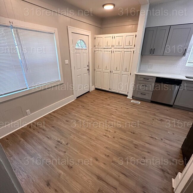 Building Photo - $1195 - 3 bedroom / 1 bathroom - Single Family Home