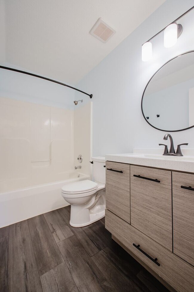 Building Photo - Move-in-ready 3 bed / 3 Full Bath In Louisville's Four Seasons — Fully Updated, No Carpet, Fiber ...