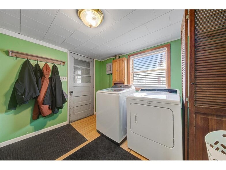 Building Photo - 523 2nd St NE