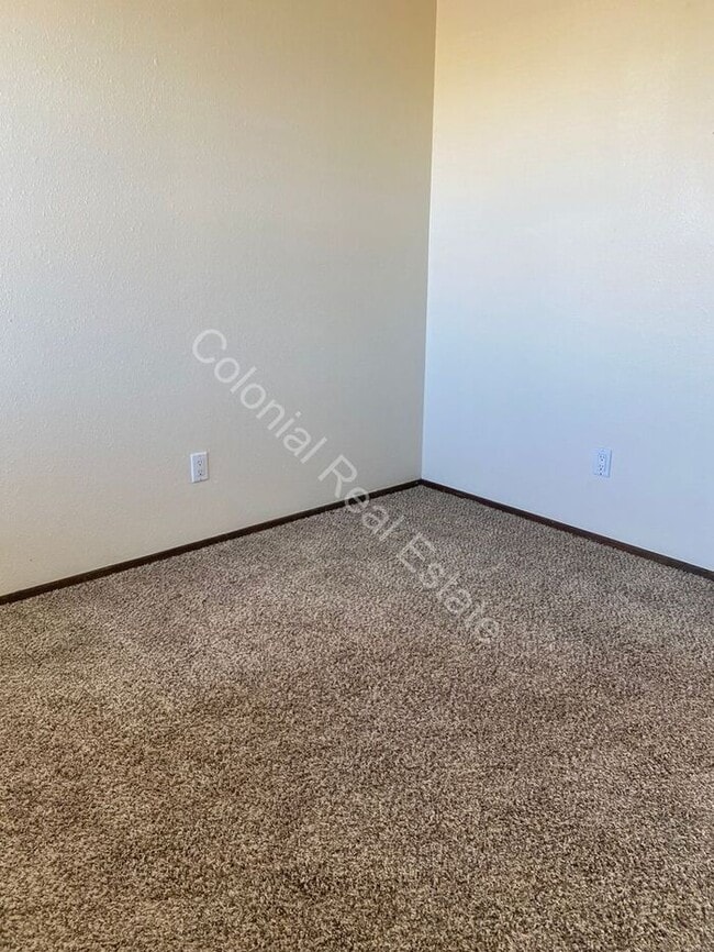 Building Photo - 3 bed 2 bath single family home, washer dryer hookups, and single attached one car garage included