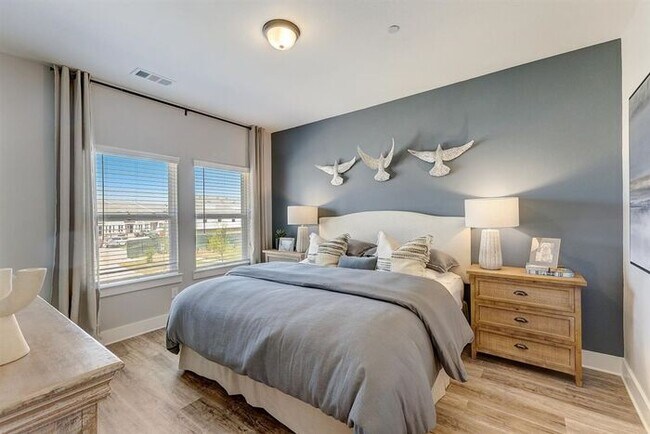 Building Photo - 4621 Colosseum Wy