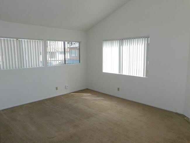 Building Photo - Lovely 2 BD 2.5 BA Two Story Townhouse