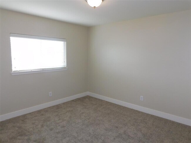 Building Photo - 6143 Settlers Lake Cir W