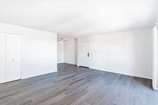 Building Photo - Vibrant Newly Remodeled 2 Bed 1 Bath Condo...