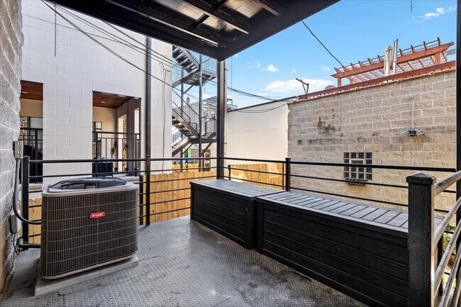 Building Photo - 1018 N Hermitage Ave