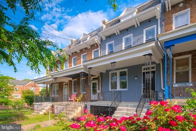 Building Photo - 704 Ingraham St NW