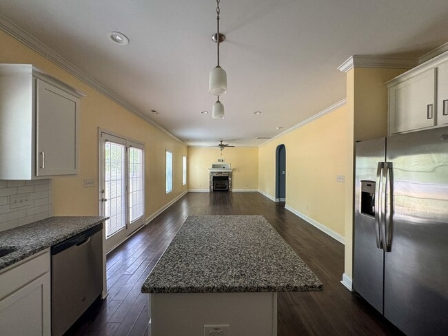 Building Photo - Beautiful 4 Bed 2.5 Bath Home with Fenced Backyard