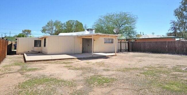 Building Photo - 4 bedroom/2 bath home on large lot near Alvernon/Grant!