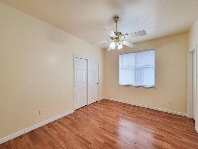 Building Photo - NICE CLEAN HOME. FORMAL LIVING DINING , DEN, BIG KITCHEN WITH BRAKFAST ROOM. TILE FLOOR IN KITCHE...
