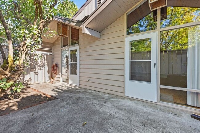 Building Photo - 6780 SW Canyon Terrace