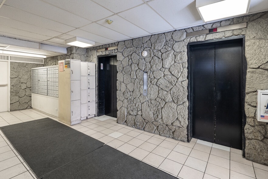 Building Photo - 2465 Kuhio Ave