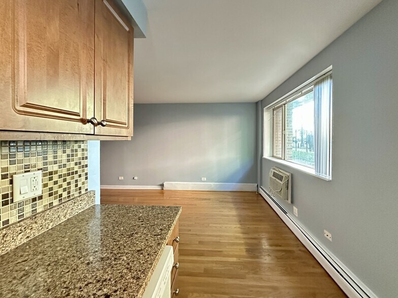 Building Photo - 5820 N Sheridan Rd