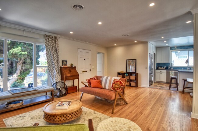 Building Photo - Beautiful 3 BD, 2 BA Home in Bird Rock fea...