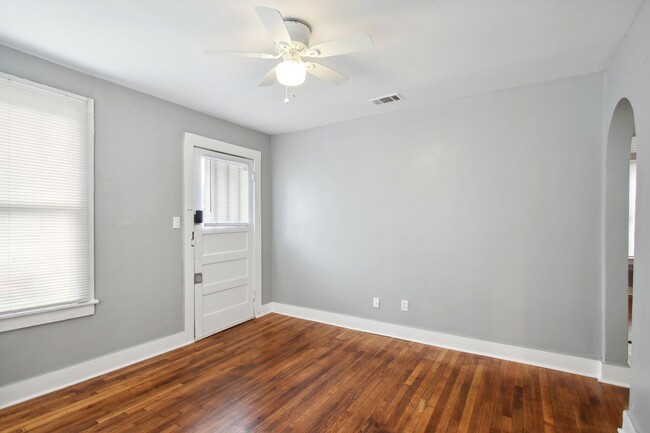 Building Photo - Large 2BR/1BA Downtown Savannah Home For Rent