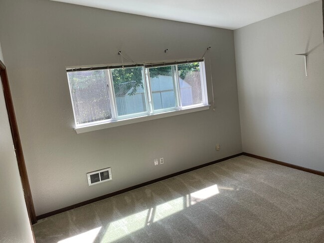 Building Photo - Spacious 2 Bedroom in Idyllic Location