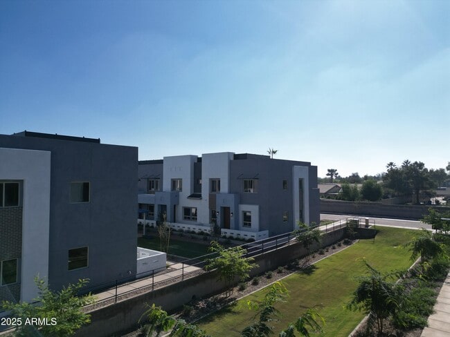 Building Photo - 733 E Commonwealth Ave