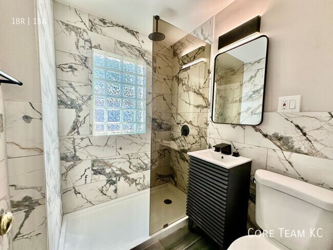 Building Photo - 103 W 51st St