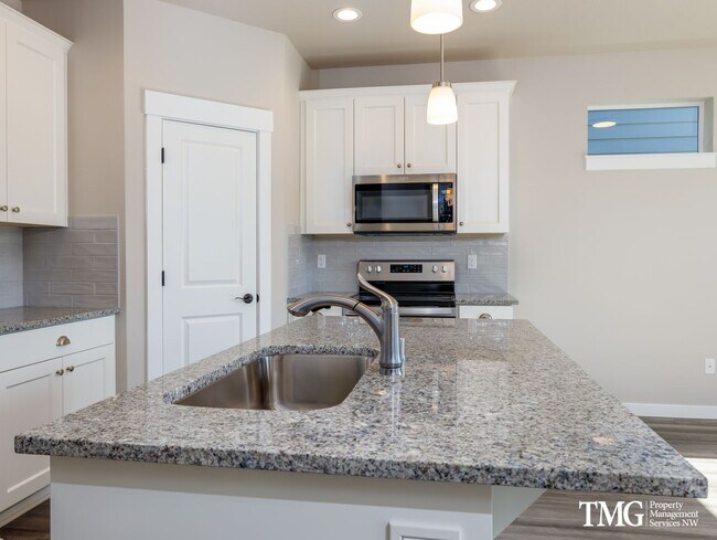 Building Photo - Brand New 3 Bed 2.5 Bath Ridgefield Home Offering