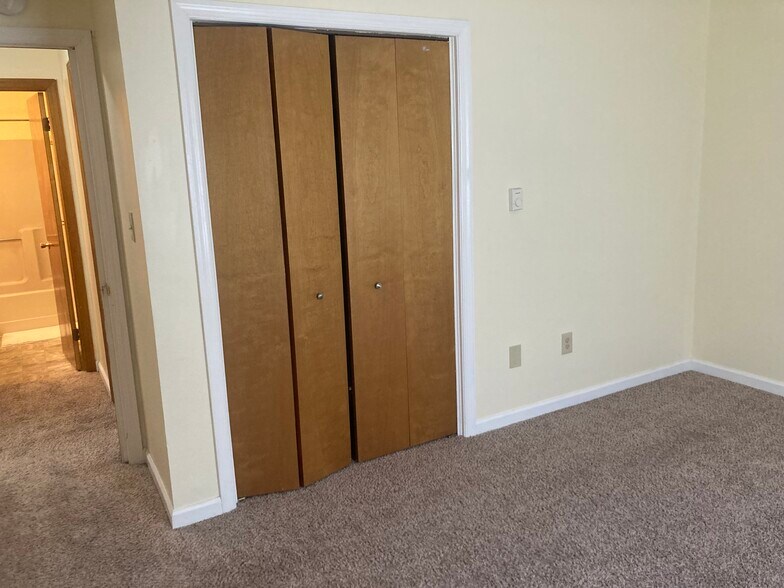 Front Bedroom - 3121 Shellers Bend Rd