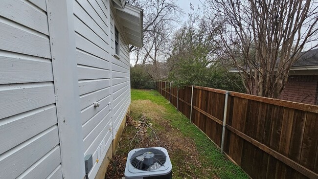 Building Photo - 2115 Glenwood Ln