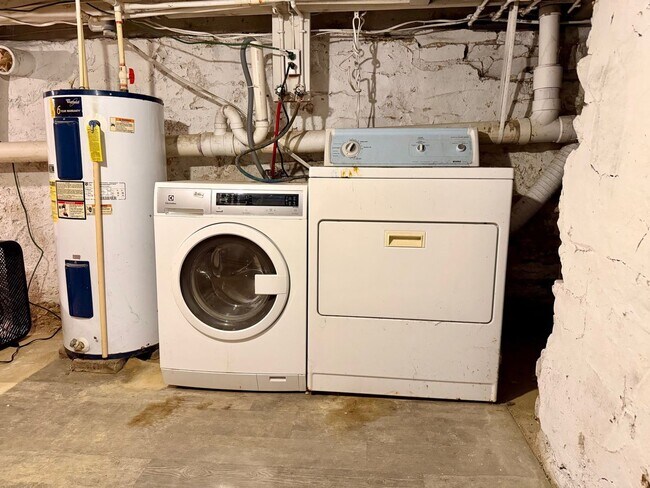 Building Photo - Cozy + Convenient Hanover 3BR w/ Backyard ...