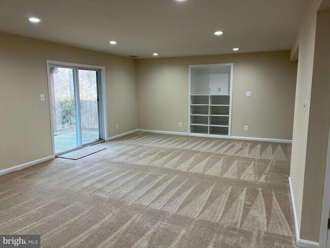 Building Photo - 9425 Spruce Tree Cir