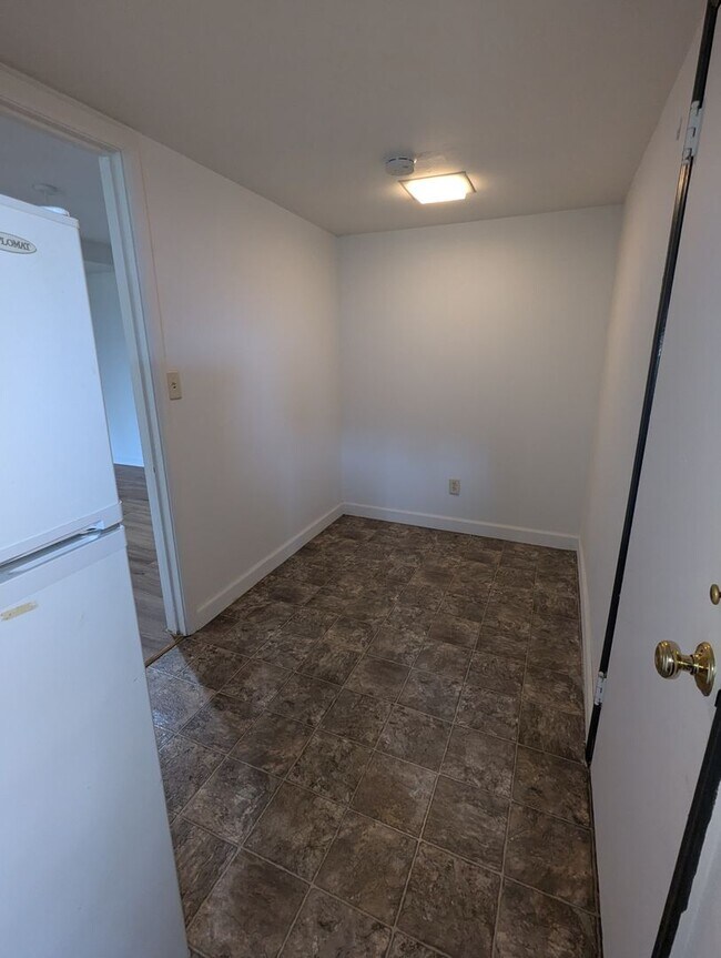 Building Photo - Cozy Studio Apartment in the Heart of Shorewood Hills