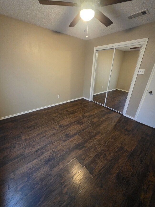 Building Photo - 4 bed 2 bath home