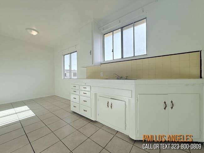 Building Photo - 943 W 68th St