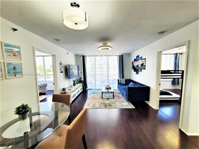 Building Photo - 2642 Collins Ave