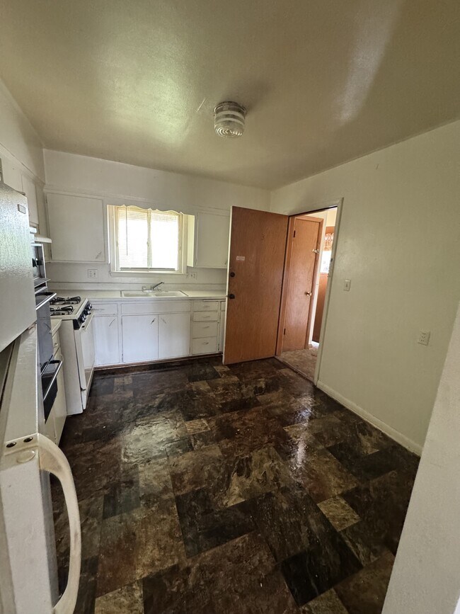 Building Photo - 6426 N 87th St