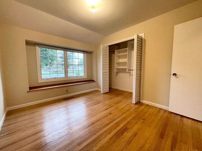 Building Photo - 1534 Marlbarough Ave