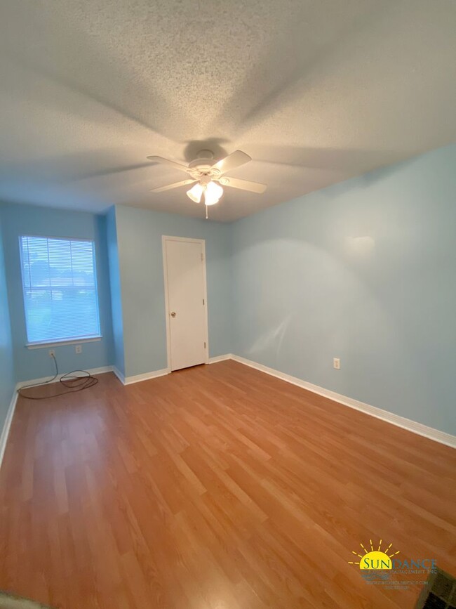 Building Photo - Great 3 Bedroom Townhouse Close to Both Ba...