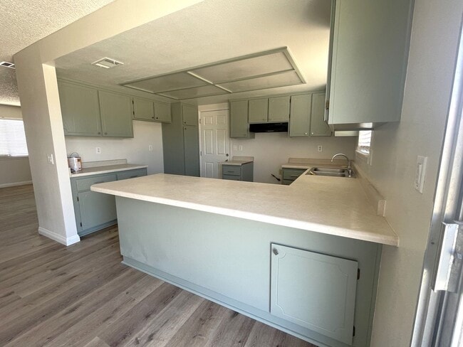 Building Photo - Recently Renovated and Move In Ready!