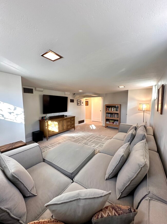 Building Photo - 2560 Fillmore Ave