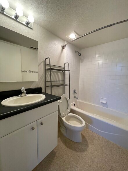 En-suite bathroom - 155 University Ter