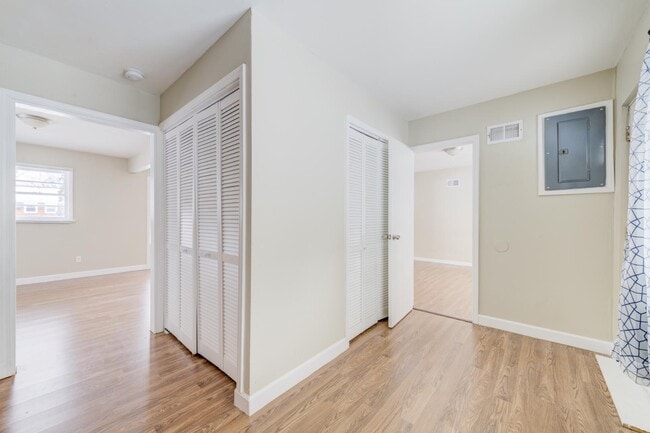 Building Photo - 110 De Smet Dr