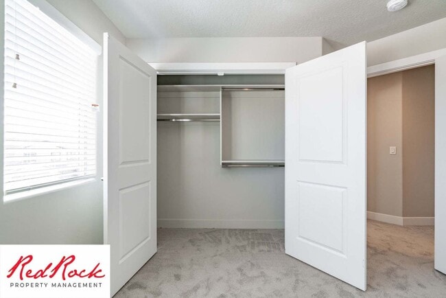 Building Photo - Modern 4-Bed Townhome in Hurricane Heights