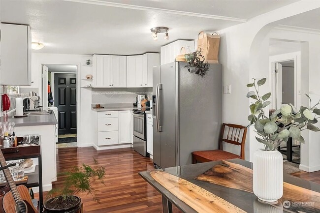Building Photo - Bright & Charming 1Bed/1Bath + Den in Prim...