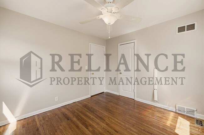 Building Photo - 2017 S Grn Acrs St