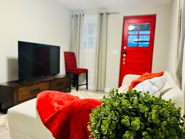 Building Photo - 1087 Windsor St SW