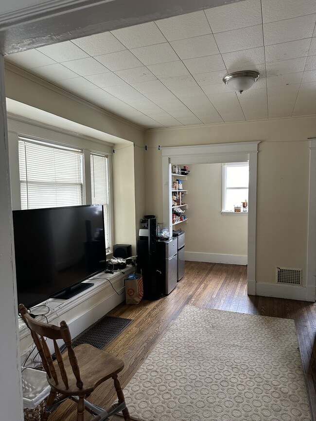 Building Photo - 112 Barton St