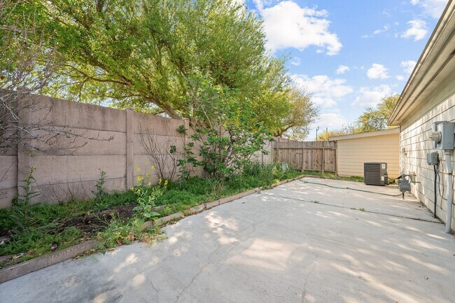 Building Photo - 8027 Daylilly Creek Dr