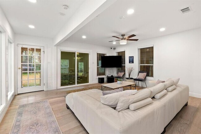 Building Photo - 1703 Meadowbrook Dr